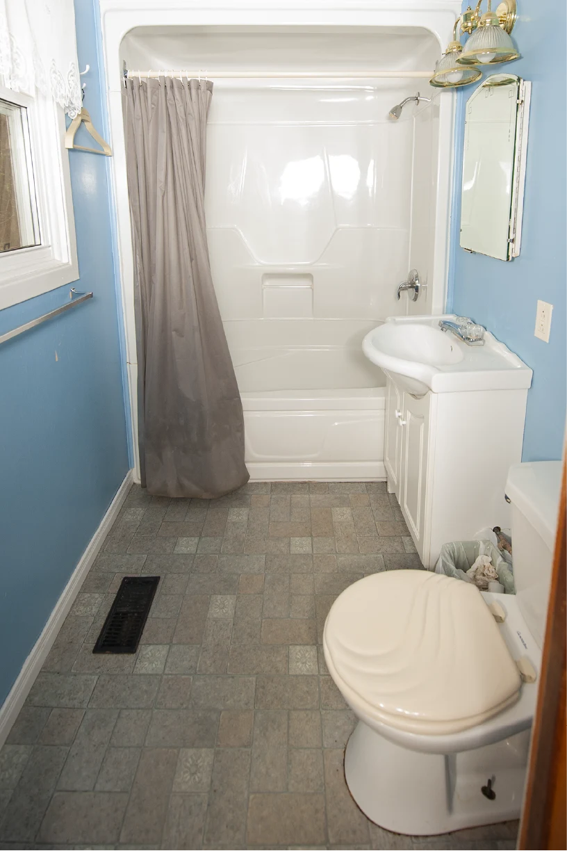 Pigeon Lake Resort Cottage Seven.&nbsp; Bathroom with bathtub shower, sink, and toilet in a cottage.